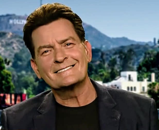 এর মধ্যেই ১৯৯৫ সালে প্রেমে পড়েন। পরবর্তী সময়ে বিয়েও করে ফেলেন এজেন্সিতে চাকরি করা একটি মেয়েকে। সেই বিয়ে এক বছর টিকে ছিল। পরে তিনি তিনটি বিয়ে করলেও সবার সঙ্গেই অল্প সময়ের ব্যবধানে ভেঙে যায়।