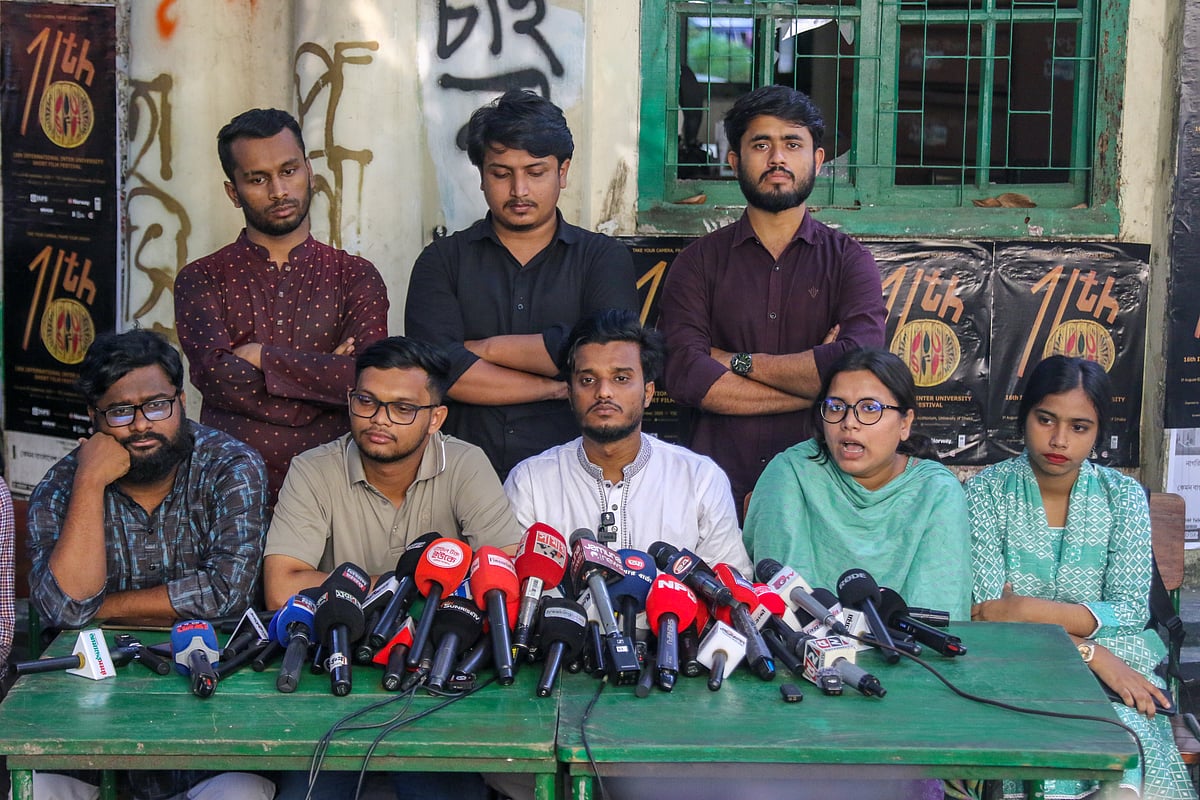 ঢাকা বিশ্ববিদ্যালয়ের মধুর ক্যানটিনে বৈষম্যবিরোধী শিক্ষার্থী সংসদের সংবাদ সম্মেলন