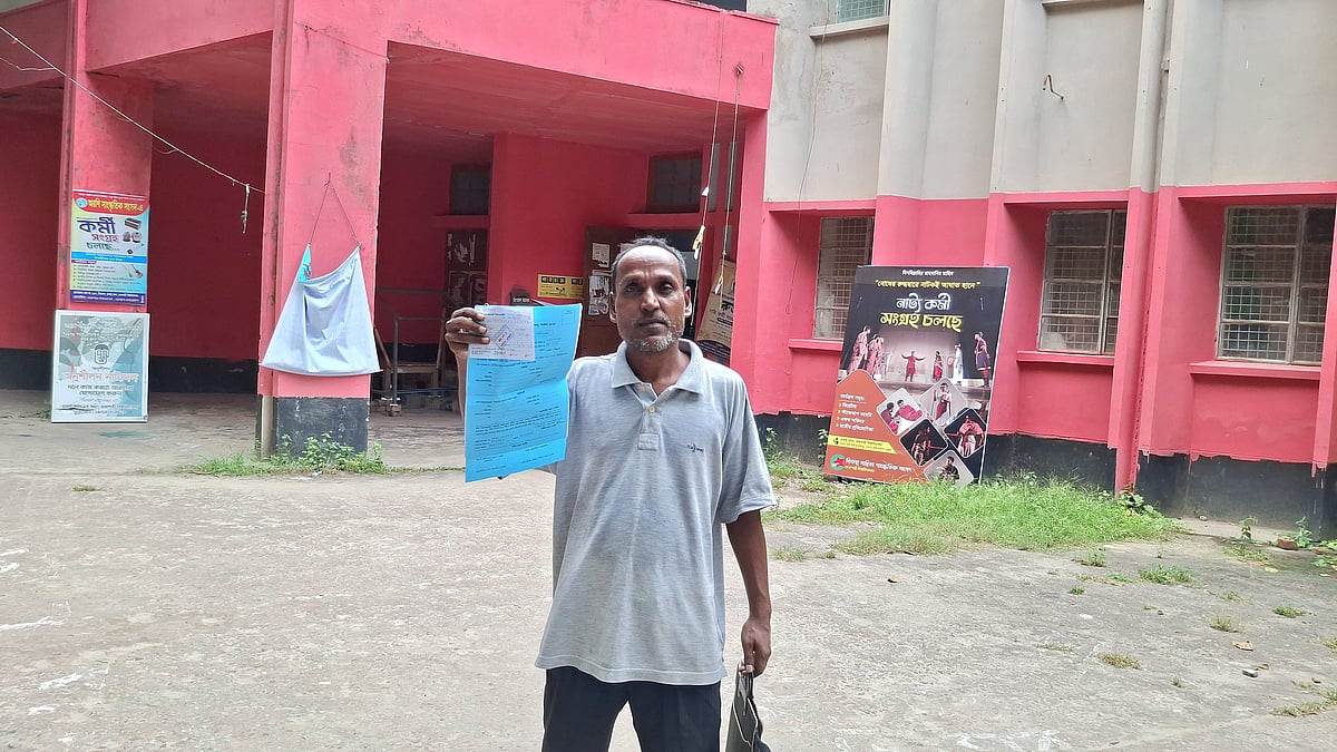 রাকসু নির্বাচনে প্রার্থী হয়েছেন ৫১ বছর বয়সী শাহরিয়ার মোর্শেদ খান। বুধবার দুপুরে রাকসু ভবনের সামনে