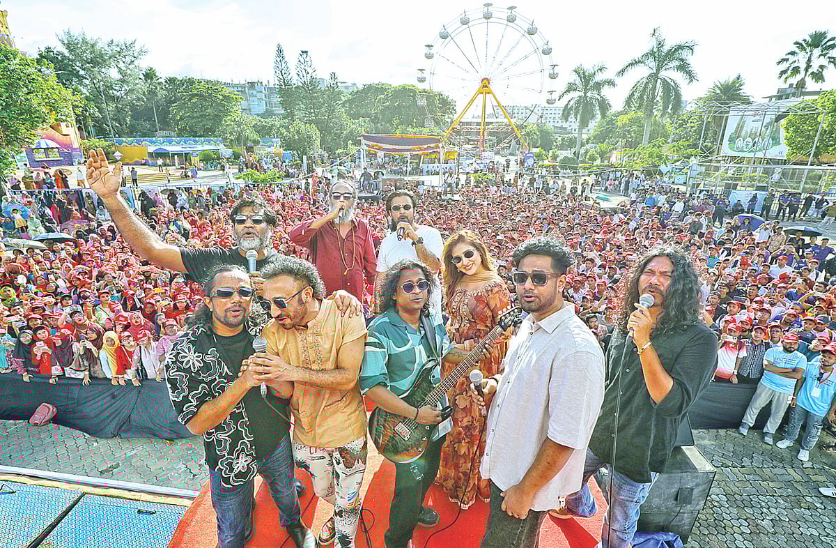 কৃতী শিক্ষার্থীদের উদ্দেশে সংগীত পরিবেশন করছেন শিল্পীরা। সামনে (বাঁ থেকে) ইমন চৌধুরী, মিঠুন চক্র, শুভেন্দু দাস, ঈশান মজুমদার, অনিমেষ রায়; পেছনে (বাঁ থেকে) এরফান মৃধা শিবলু, পান্থ কানাই, আফরান নিশো ও মেহজাবীন চৌধুরী। গতকাল সাভারের আশুলিয়ার ফ্যান্টাসি কিংডমে
