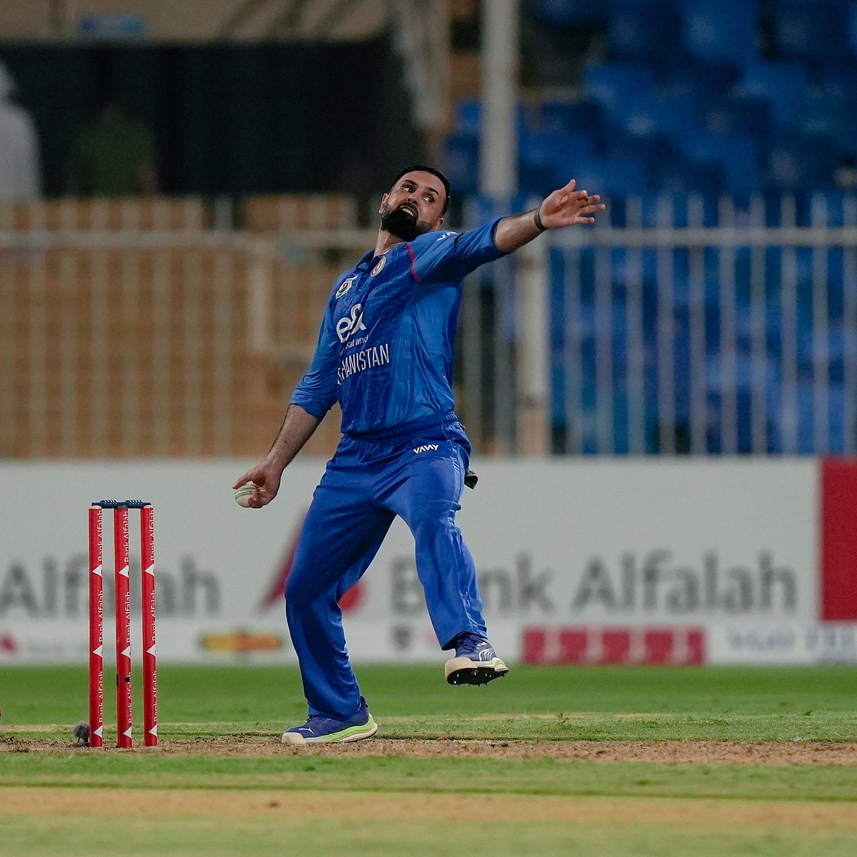 আফগানিস্তানের দ্বিতীয় ক্রিকেটার হিসেবে আন্তর্জাতিক টি-টোয়েন্টিতে ১০০ উইকেটের মাইলফলক ছুঁয়েছেন নবী।