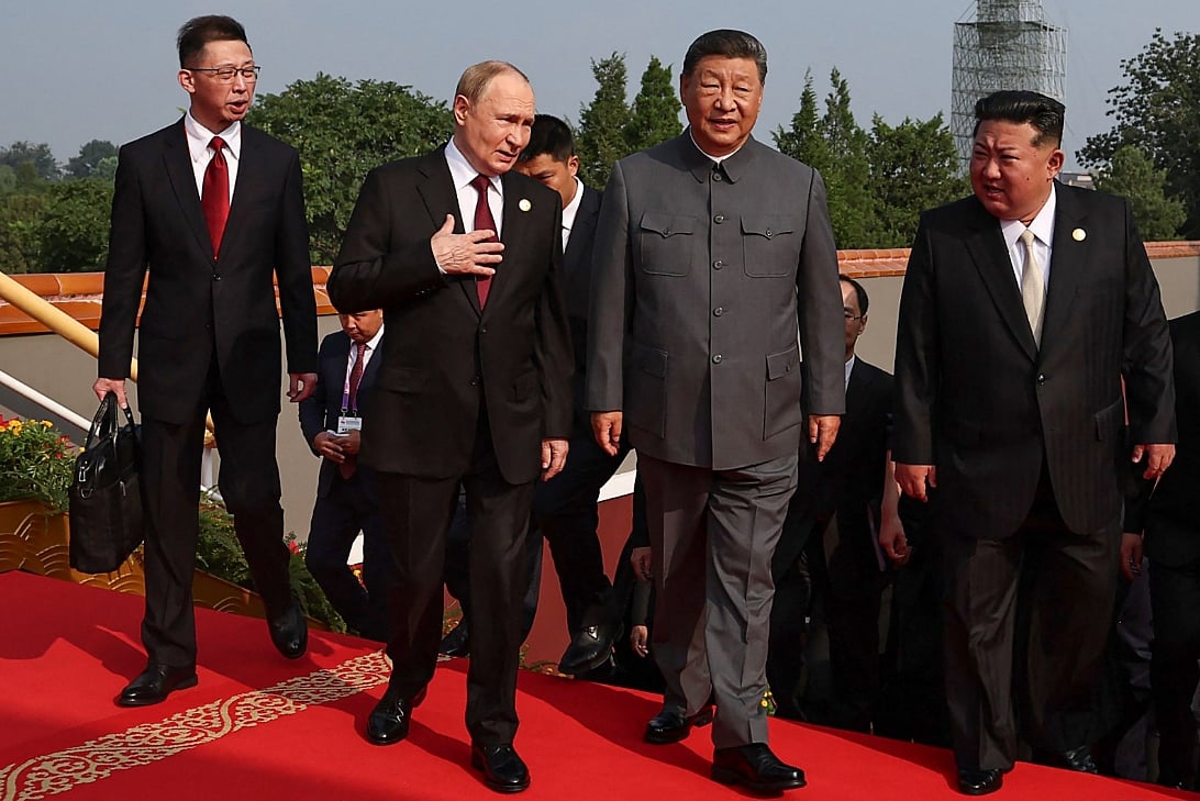 চীনের সামরিক কুচকাওয়াজে যোগ দিতে পাশাপাশি হেঁটে যাচ্ছেন রাশিয়ার প্রেসিডেন্ট ভ্লাদিমির পুতিন (বাঁয়ে), চীনের প্রেসিডেন্ট সি চিন পিং (মাঝে) এবং উত্তর কোরিয়ার নেতা কিম জং–উন। গতকাল দেশটির রাজধানী বেইজিংয়ের তিয়েনআনমেন স্কয়ারে
