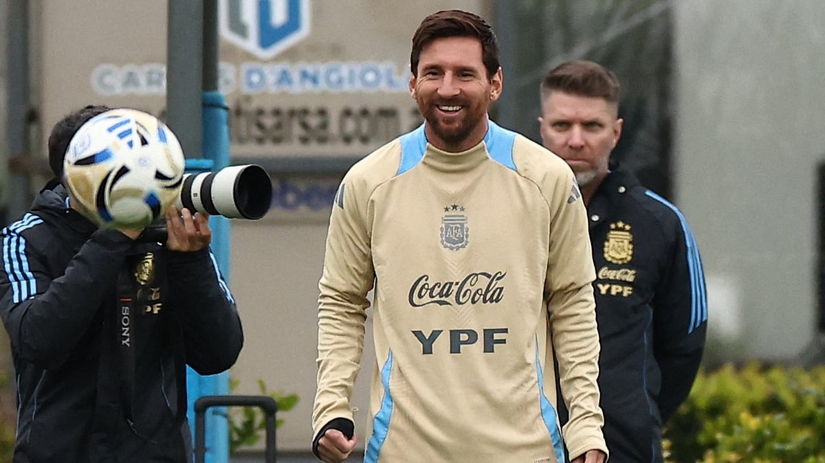 আর্জেন্টিনার হয়ে দেশের মাটিতে নিজের বিদায়ী ম্যাচ সামনে রেখে অনুশীলনে লিওনেল মেসি