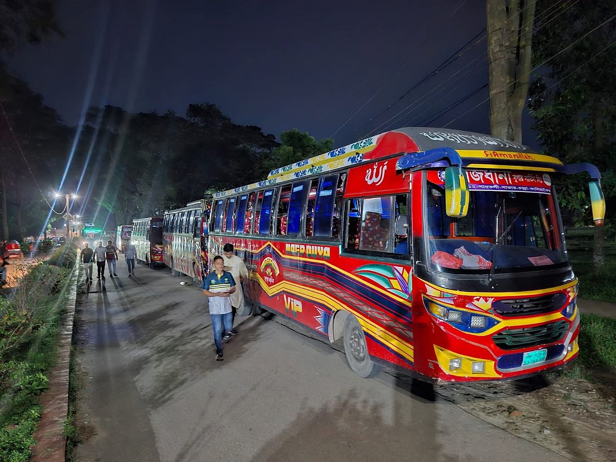 জাহাঙ্গীরনগর বিশ্ববিদ্যালয়ের এক ছাত্রীকে বাসে ওঠার সময় ধাক্কা দিয়ে ফেলে দেওয়ার অভিযোগে রাজধানী পরিবহনের ২৮টি বাস জব্দ করেছেন একদল শিক্ষার্থী। গতকাল মঙ্গলবার রাতে