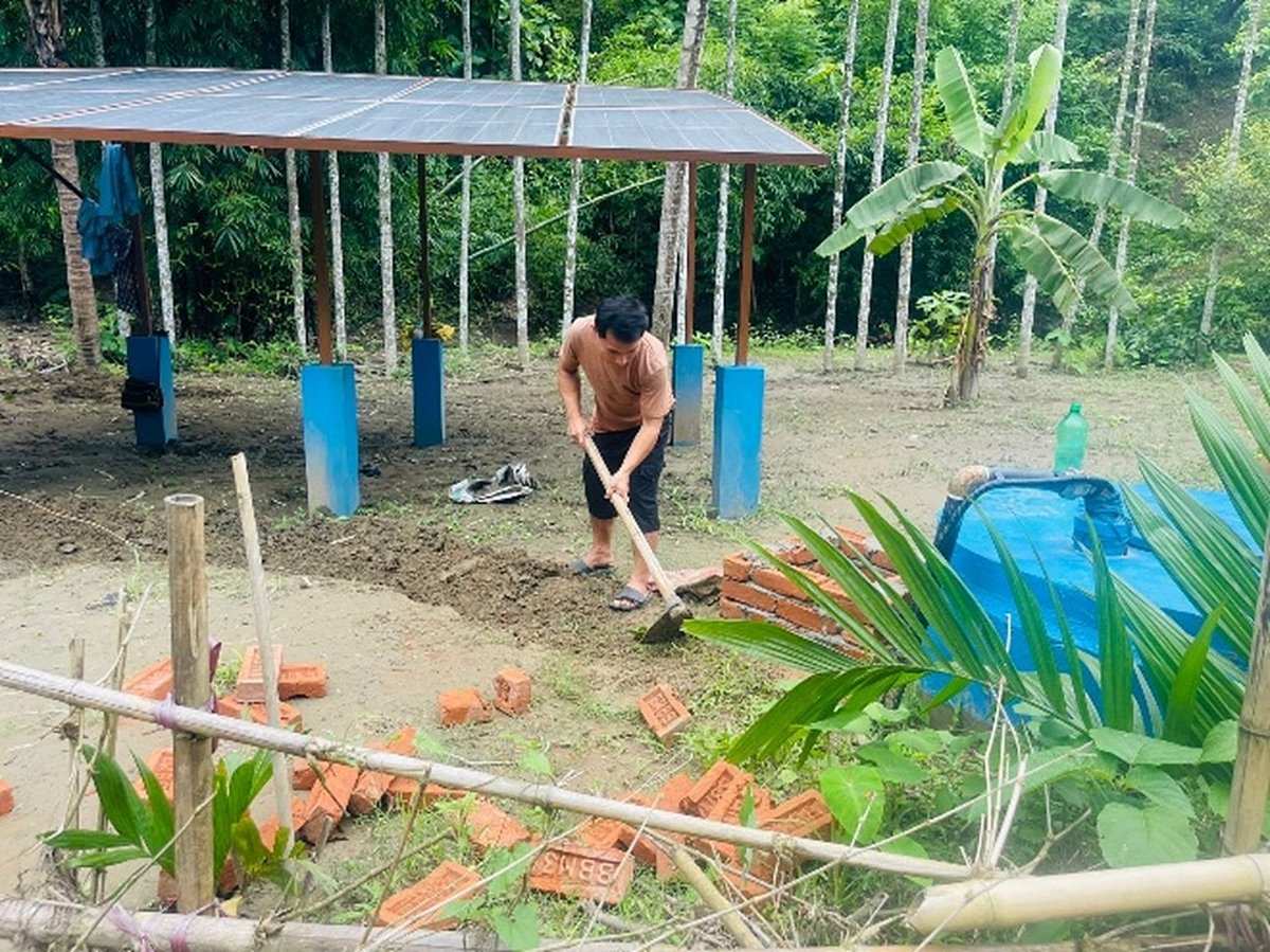 সবিন চাকমা স্থানীয় প্রাকৃতিক জলাশয় এবং সৌরশক্তি ব্যবহার করে একটি পরিবেশবান্ধব ও টেকসই পানি সরবরাহ ব্যবস্থা তৈরি করেছেন, যা প্রতিদিন শতাধিক মানুষকে নিরাপদ পানীয় জল পৌঁছে দিচ্ছে