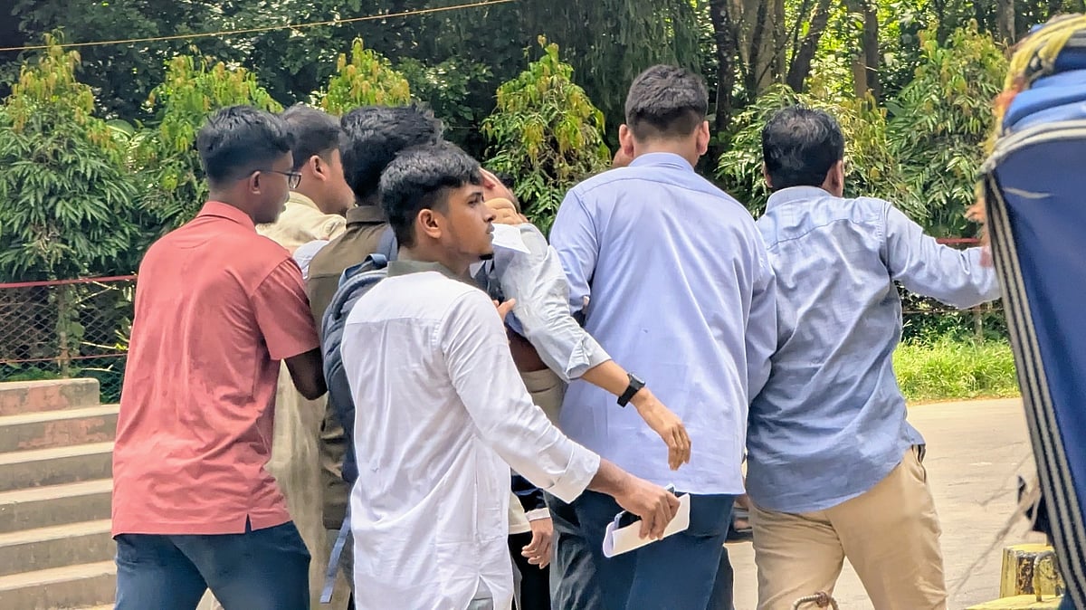 চট্টগ্রাম বিশ্ববিদ্যালয়ে মানববন্ধনের সময় অজ্ঞান হয়ে যাওয়া শিক্ষার্থীকে চিকিৎসাকেন্দ্রে নেওয়া হচ্ছে