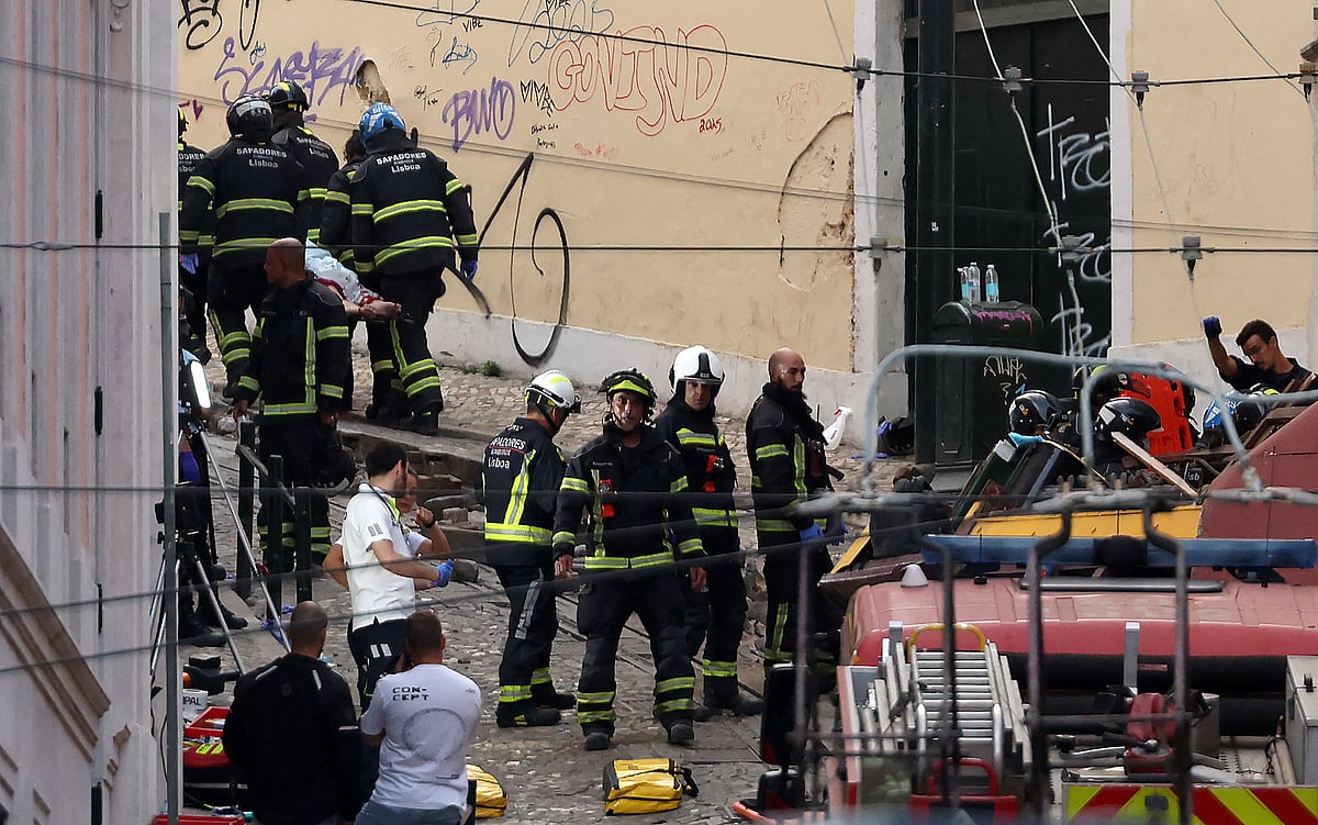 ক্ষতিগ্রস্ত ট্রাম উদ্ধারে কাজ করছেন জরুরি সেবাদাতা কর্মীরা। লিসবন, পর্তুগাল