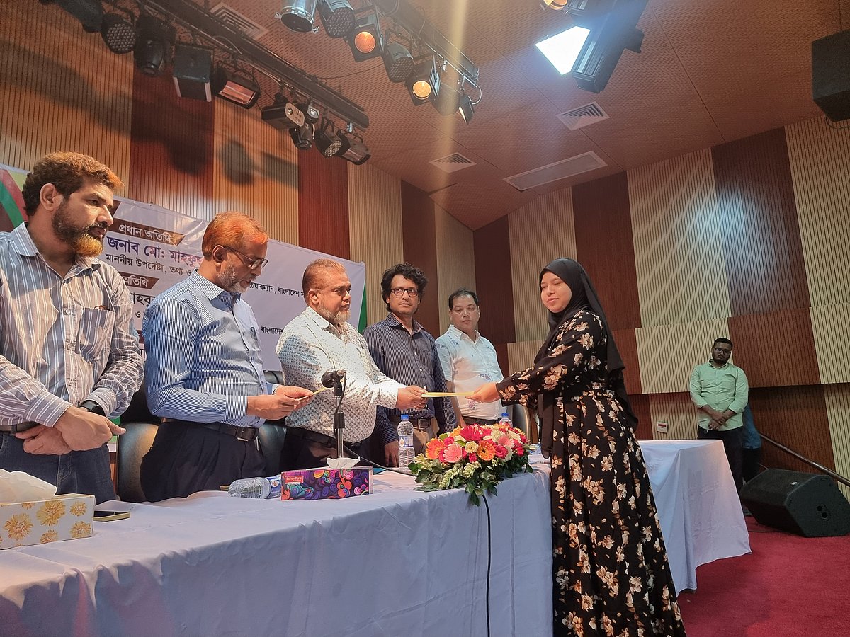 রাজধানীর ডিএফপির অডিটরিয়ামে বাংলাদেশ সাংবাদিক কল্যাণ ট্রাস্টের চেক বিতরণ অনুষ্ঠানে। ৪ সেপ্টেম্বর, ২০২৫