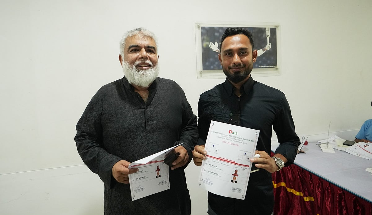 ভোটে সেলিম শাহেদকে (বাঁয়ে) হারিয়েছেন মোহাম্মদ মিঠুন (ডানে)