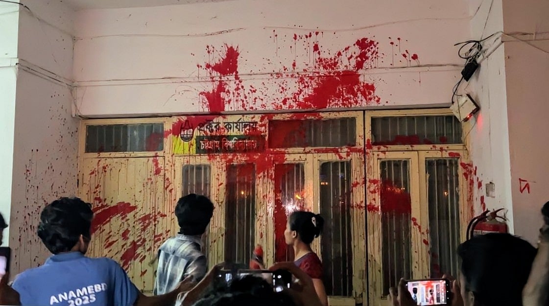 চট্টগ্রাম বিশ্ববিদ্যালয়ে প্রক্টরিয়াল বডির পদত্যাগের দাবিতে কর্মসূচির অংশ হিসেবে প্রক্টর অফিসের সামনে লাল রং ছিটিয়ে প্রতিবাদ জানানো হয়। আজ রাতে