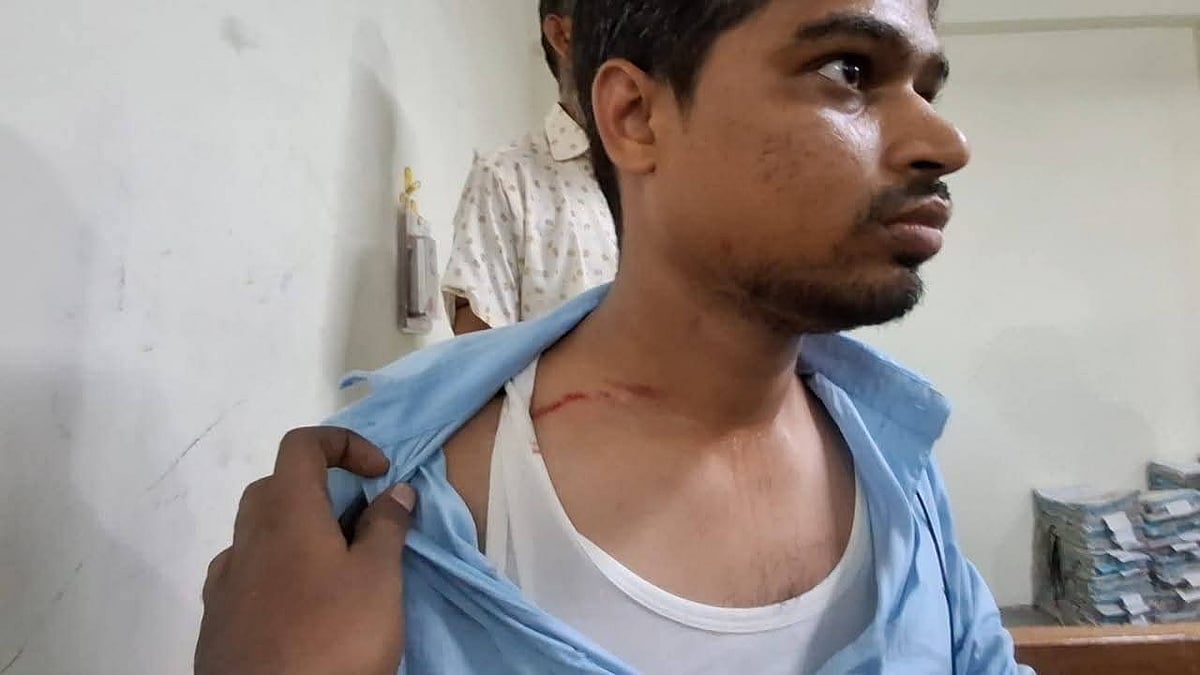 ঢাকার সিএমএম আদালতের এজলাসকক্ষে আইনজীবীদের মারধরের শিকার সময় টিভির প্রতিবেদক আসিফ হোসাইন। আজ বৃহস্পতিবার ঢাকার আদালত প্রাঙ্গণ থেকে তোলা