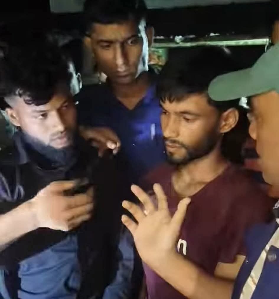 কক্সবাজারের চকরিয়া পৌরশহরের গ্রামার স্কুলের সামনে থেকে আটক দুই যুবক