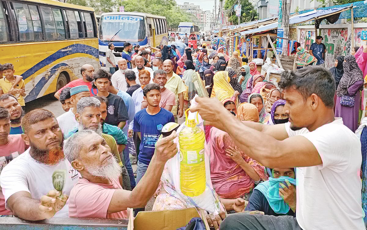 টিসিবির ট্রাক থেকে পণ্য কিনছেন সীমিত আয়ের মানুষেরা। গতকাল দুপুরে রাজধানীর মোহাম্মদপুরে জাপান গার্ডেন সিটি এলাকায়