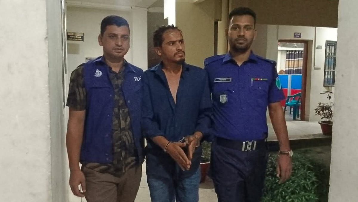 সিলেটে আটক হওয়া ‘শুটার রিয়াজ’ এখন পুলিশের হেফাজতে আছে। তাঁকে সিলেট থেকে নারায়ণগঞ্জে নেওয়া হয়েছে