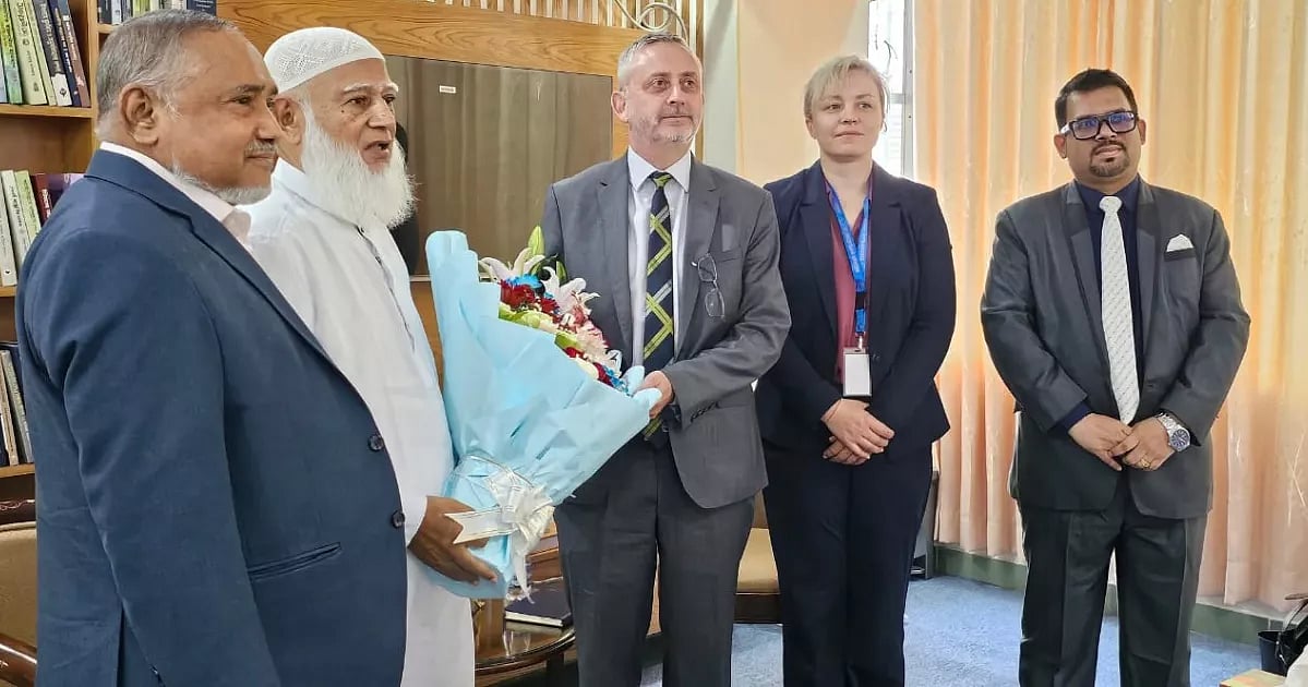 রাজধানীর বসুন্ধরায় জামায়াত আমির শফিকুর রহমানের সঙ্গে সৌজন্য সাক্ষাৎ করেন ইউরোপীয় ইউনিয়নের রাষ্ট্রদূত মাইকেল মিলার। এ সময় রাষ্ট্রদূতের সঙ্গে উপস্থিত ছিলেন ডেপুটি হেড অব ডেলিগেশন বেইবা জেরিনা। ৪ সেপ্টেম্বর, ২০২৫