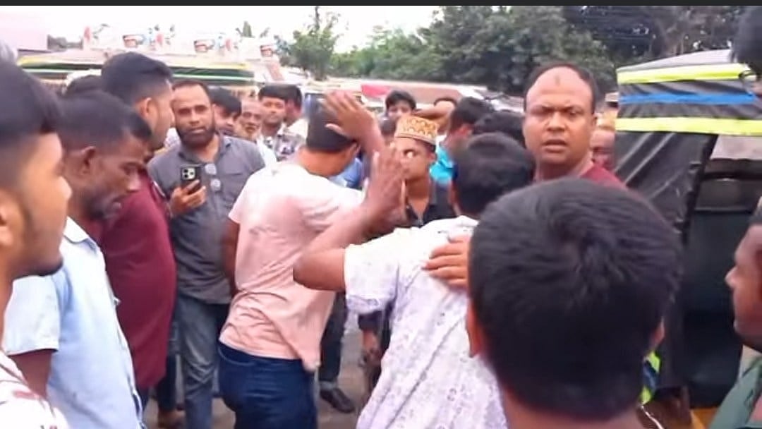 যশোরে অভিযানে গিয়ে হামলার শিকার হয়েছেন সিআইডি পুলিশের চার সদস্য। গতকাল বুধবার সন্ধ্যায় যশোরের রাজারহাট মোড় এলাকায়