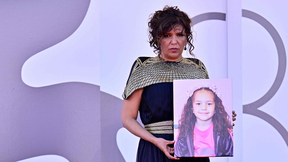 হিন্দ রজবের ছবি হাতে নির্মাতা কাওথের বেন হানিয়া। এএফপি