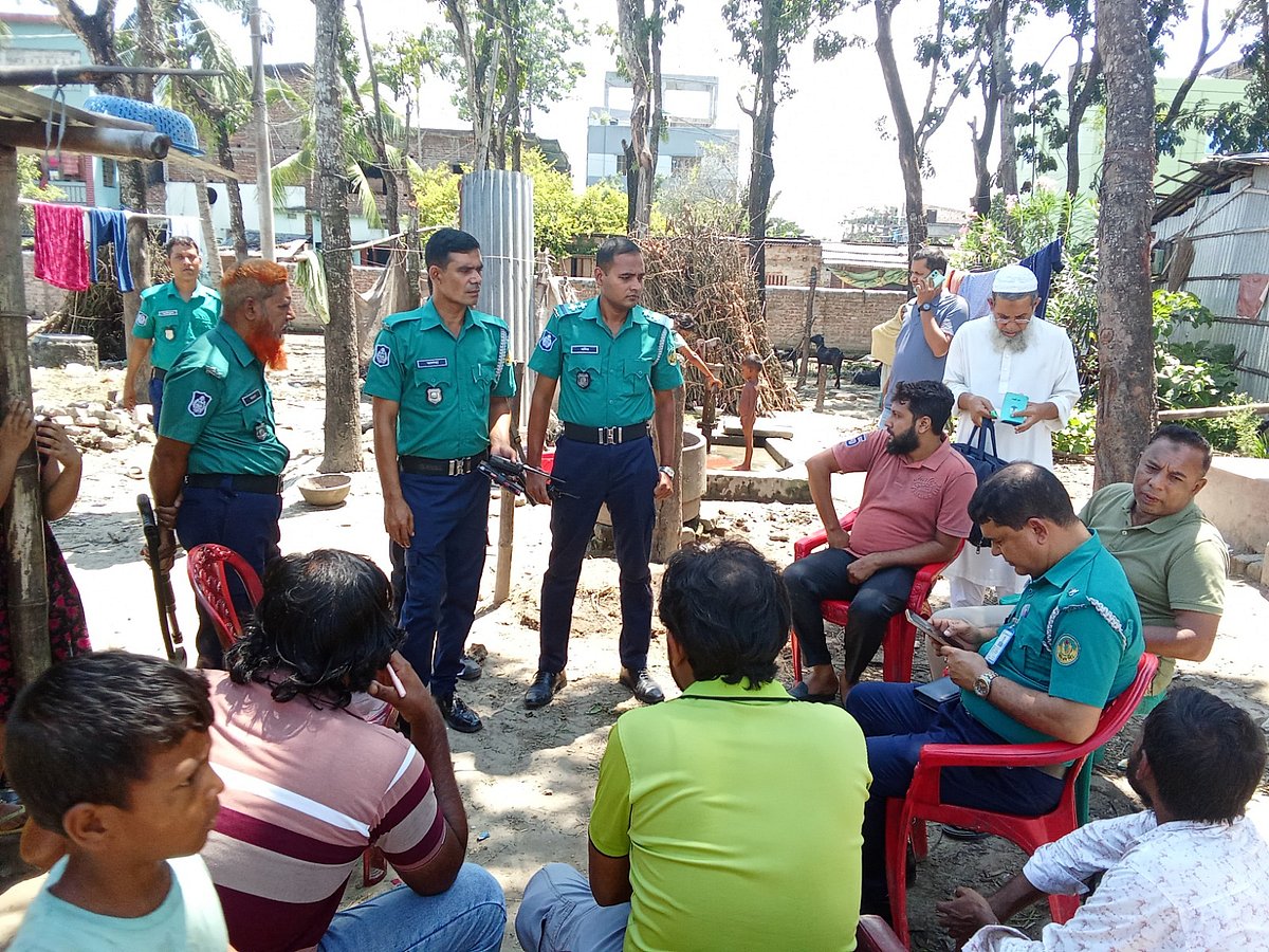 রাজশাহীতে খাসি–ভোজের আড়ালে পাহাড়িয়া সম্প্রদায়ের ১৬টি পরিবারকে ‘উচ্ছেদ’ ঠেকাতে ঘটনাস্থলে পুলিশ। আজ বৃহস্পতিবার দুপুরে রাজশাহী নগরের মোল্লাপাড়া মহল্লায়