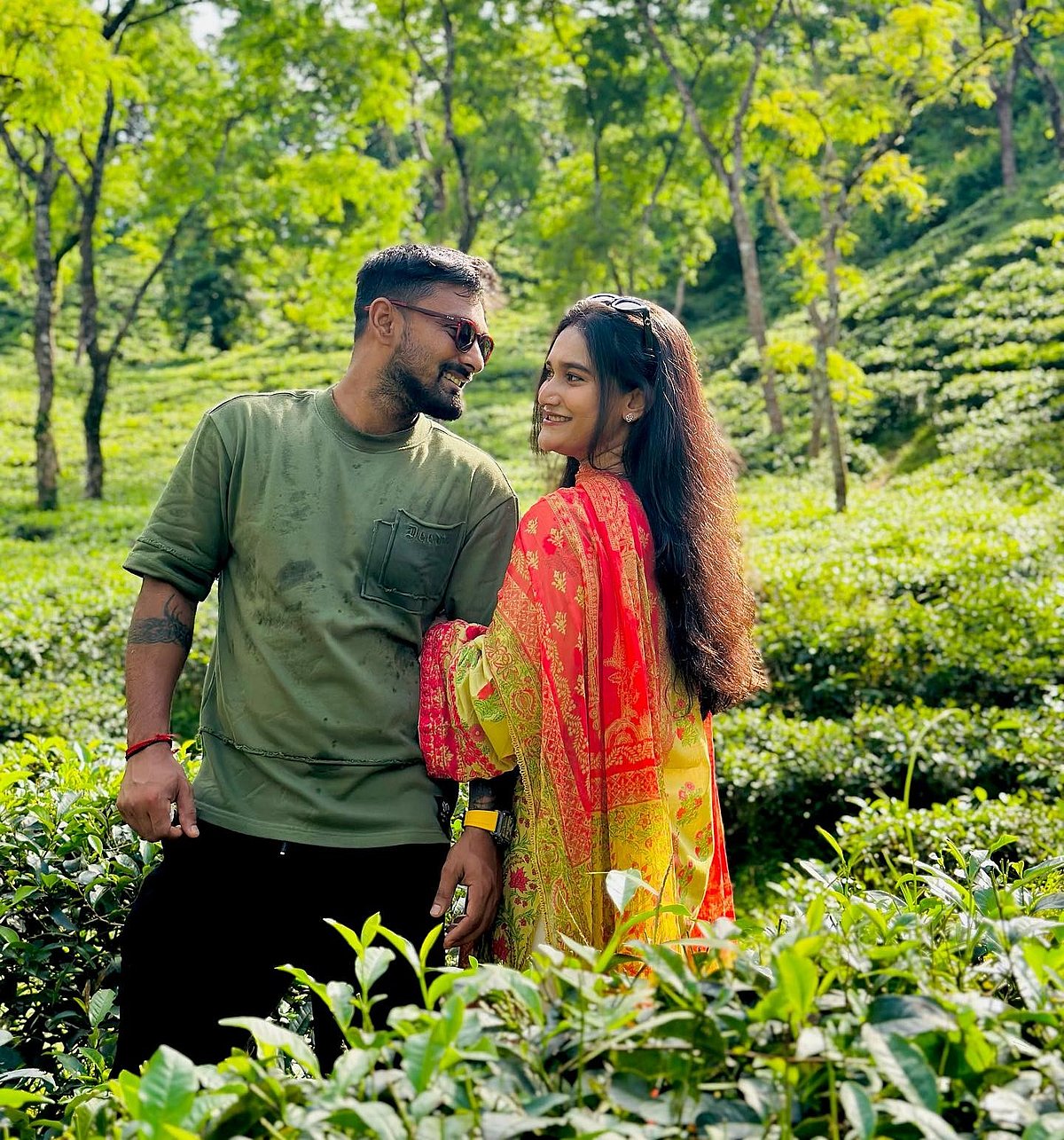 চা বাগানে সস্ত্রীক লিটন দাস