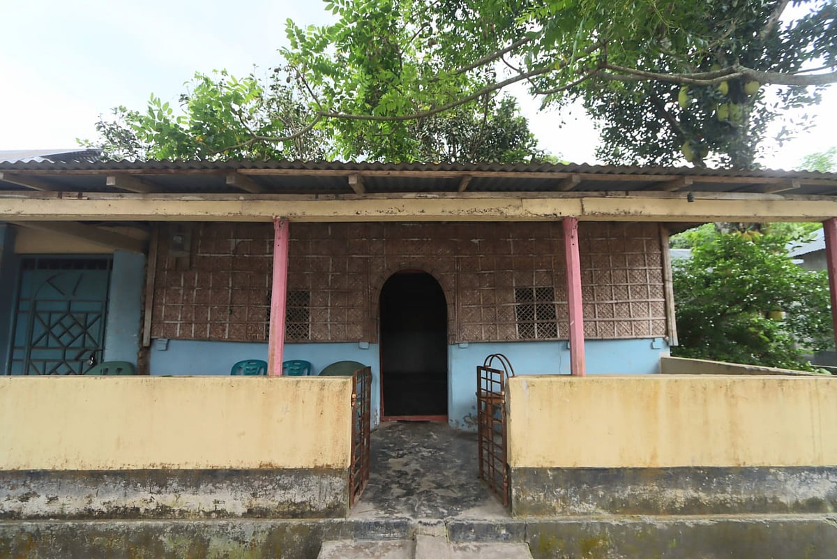 এখনো গ্রামের কোথাও কোথাও টিকে আছে কাছারিঘর