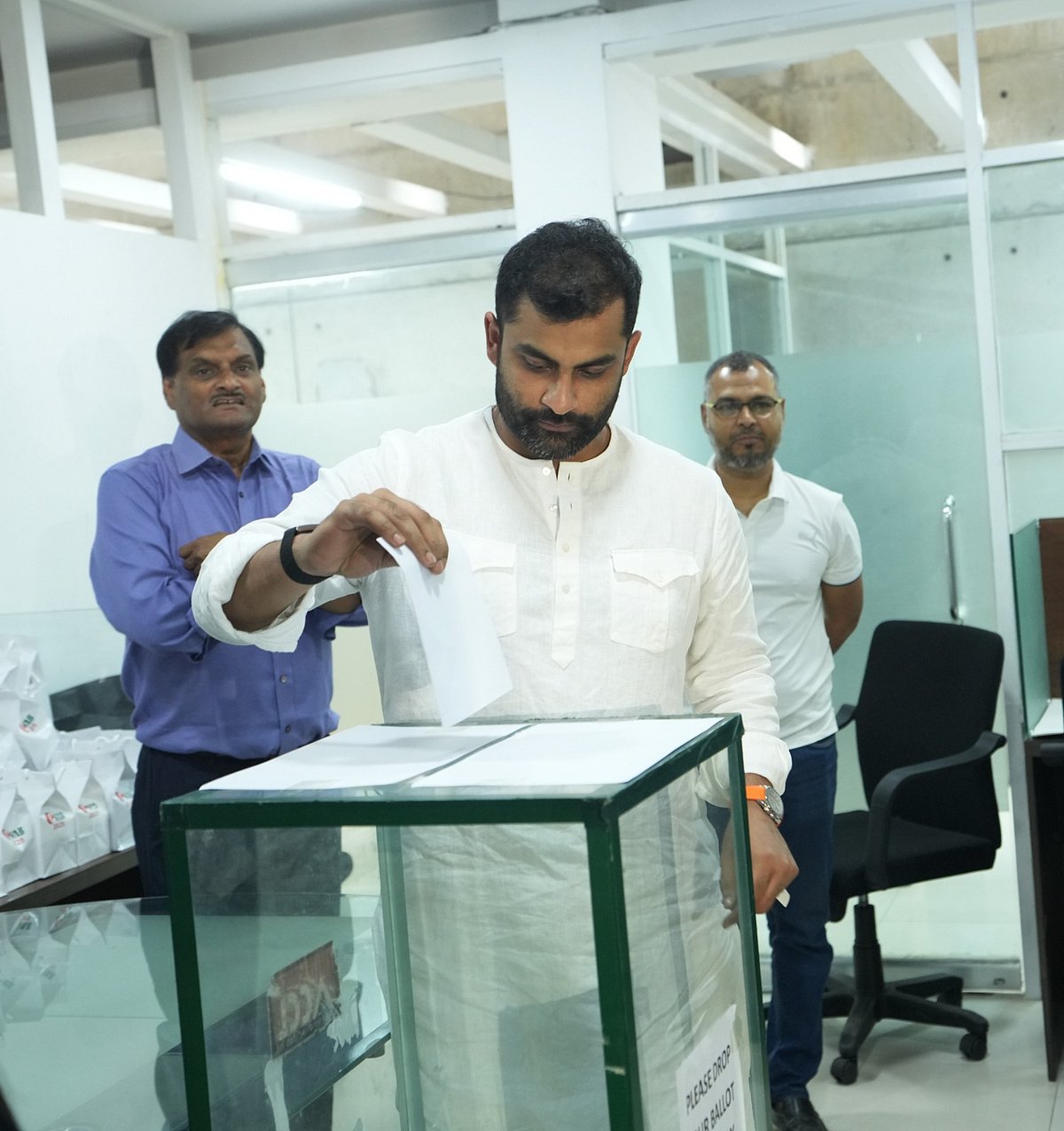 কোয়াব নির্বাচনে ভোট দিচ্ছেন তামিম ইকবাল