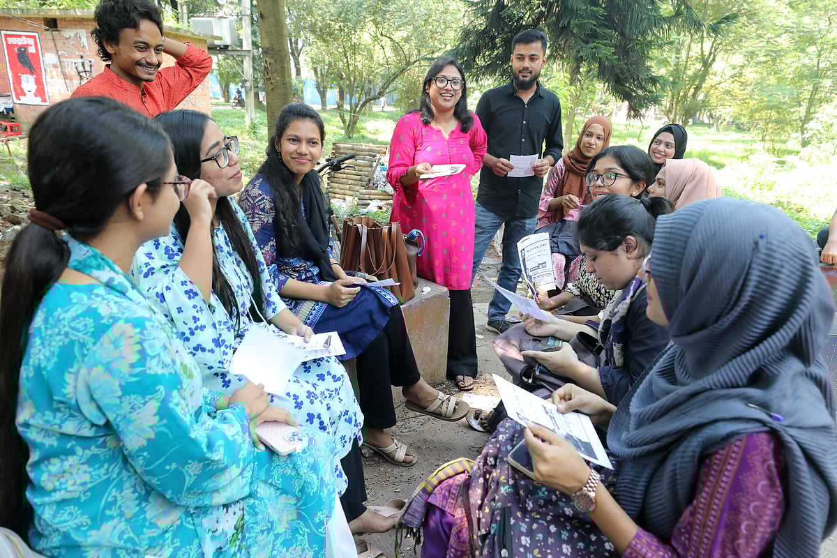 জাকসু নির্বাচনে বিভিন্ন প্রার্থীর লিফলেট নিয়ে আড্ডায় মেতেছেন শিক্ষার্থীরা। গত সোমবার দুপুরে জাহাঙ্গীরনগর বিশ্ববিদ্যালয়ের মুরাদ চত্বরে