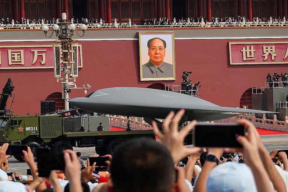 দ্বিতীয় বিশ্বযুদ্ধ সমাপ্তির ৮০ বছর পূর্তি উপলক্ষে চীনের বেইজিংয়ে আয়োজিত সামরিক কুচকাওয়াজে প্রদর্শন করা অত্যাধুনিক ড্রোন। ৩ সেপ্টেম্বর ২০২৫