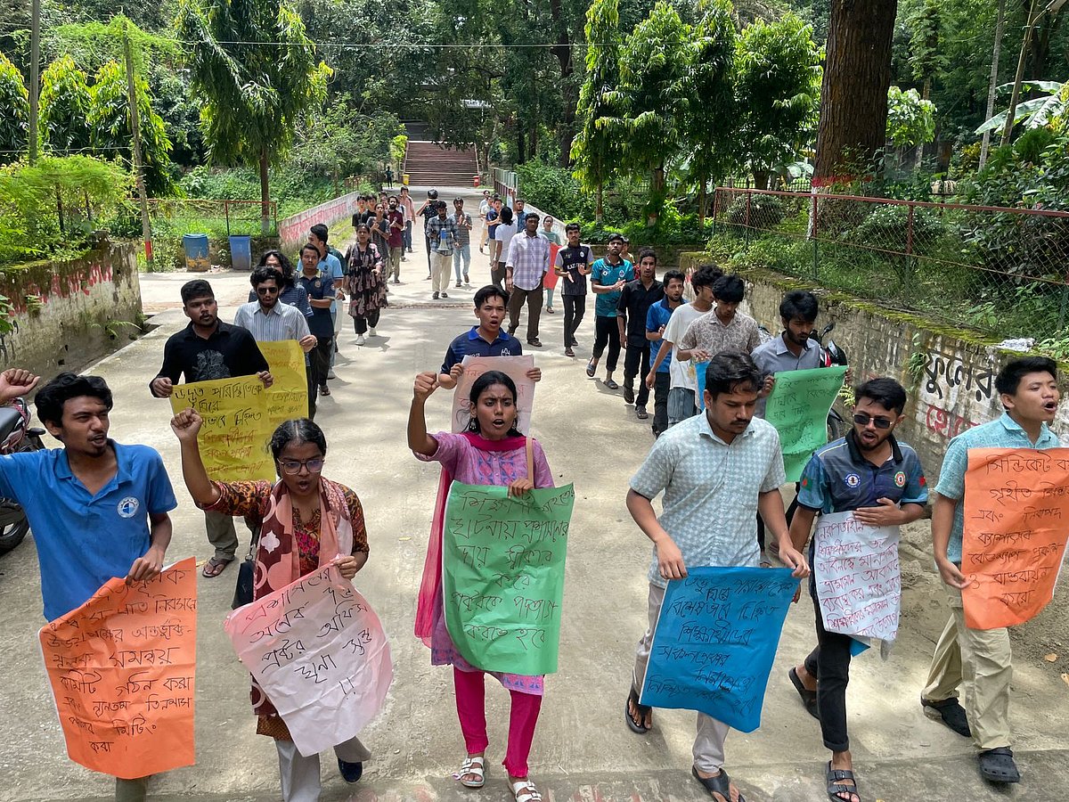 প্রক্টরিয়াল বডির পদত্যাগের দাবিতে চট্টগ্রাম বিশ্ববিদ্যালয়ের শিক্ষার্থীদের বিক্ষোভ। আজ  বেলা ১১টায়