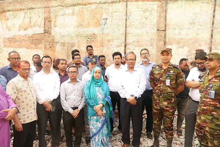 দায়িত্ব হস্তান্তর অনুষ্ঠানে বিশ্ববিদ্যালয় প্রশাসন ও সেনাবাহিনীর সংশ্লিষ্ট ঊর্ধ্বতন কর্মকর্তারা