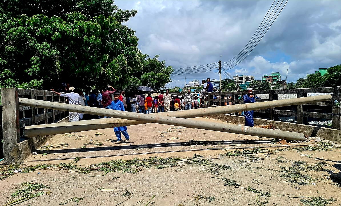 কক্সবাজার শহরের বাঁকখালী নদী তীরে উচ্ছেদ অভিযানে ব্যারিকেড দেন স্থানীয় লোকজন। আজ দুপুরে