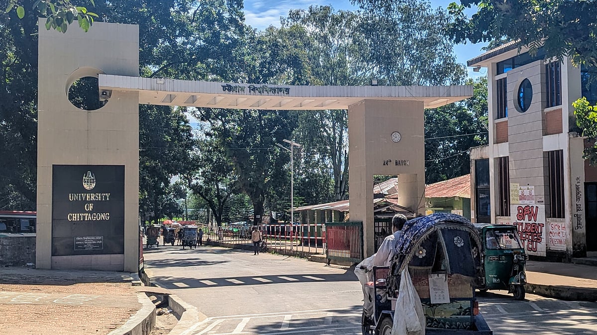 চট্টগ্রাম বিশ্ববিদ্যালয়ে সীমিত পরিসরে ক্লাস–পরীক্ষা শুরু হলেও শিক্ষার্থী উপস্থিতি কম। বিশ্ববিদ্যালয়ের মূল ফটকের সামনে আজ বৃহস্পতিবার সকাল সাড়ে নয়টায়
