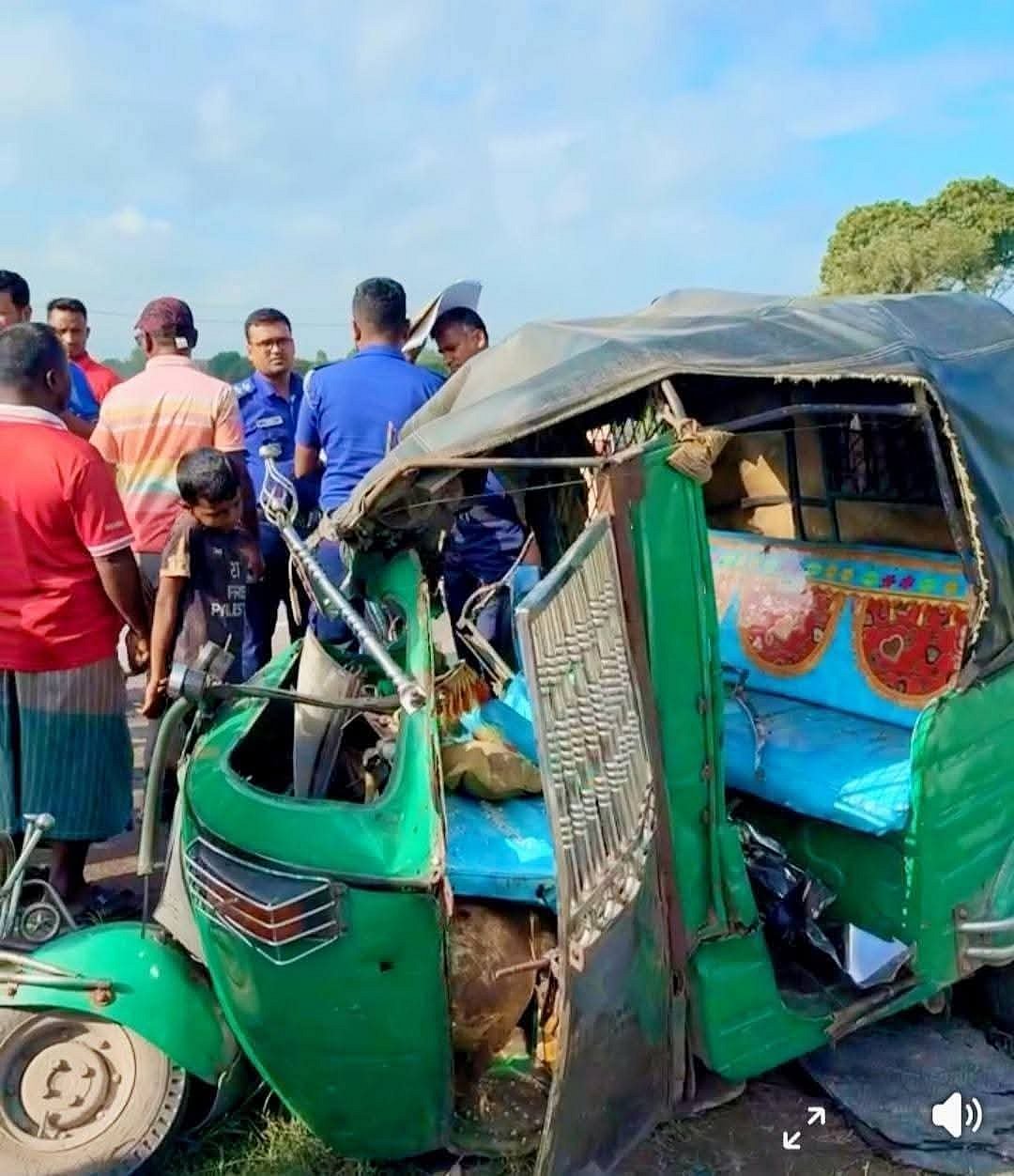 ট্রাকের সঙ্গে সংঘর্ষে দুমড়েমুচড়ে গেছে অটোরিকশা। আজ বৃহস্পতিবার সকাল মানিকগঞ্জের সিঙ্গাইর বাসস্ট্যান্ড এলাকায়