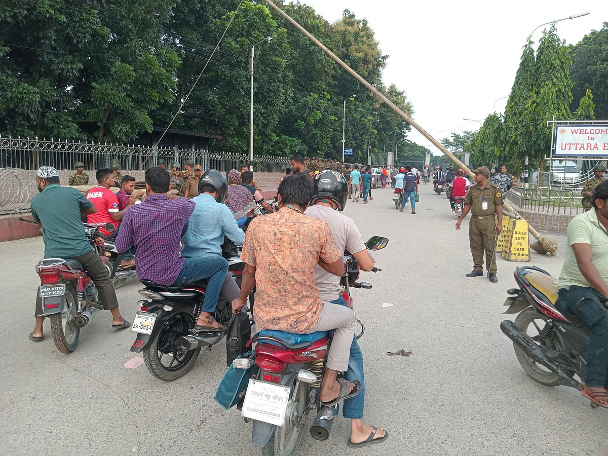 নীলফামারীর উত্তরা ইপিজেডের বিভিন্ন কারখানায় যাচ্ছেন শ্রমিকেরা। আজ বৃহস্পতিবার সকালে ইপিজেডের ফটকে