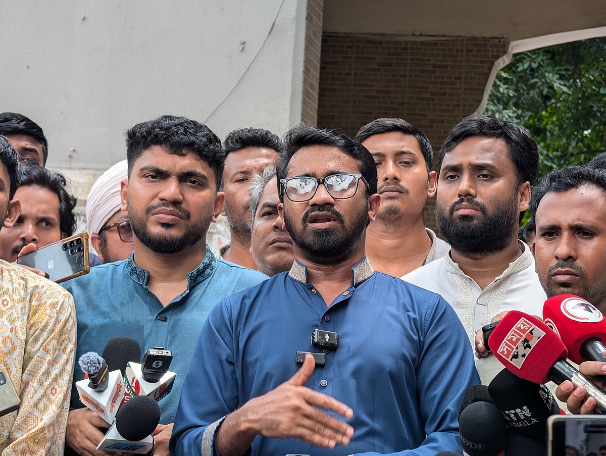 গণ অধিকার পরিষদের সাধারণ সম্পাদক রাশেদ খান। আজ বৃহস্পতিবার দুপুরে ঢাকা মেডিকেল কলেজ হাসপাতালের বাগানবাড়ি গেটে আয়োজিত সংবাদ সম্মেলনে