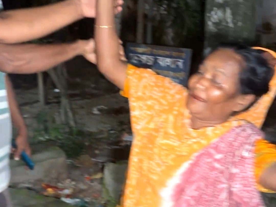 চাঁদপুরের মতলব দক্ষিণে অটোচালক শাওনকে হত্যার পর লাশের অপেক্ষায় থাকা এক স্বজনের আহাজারি। গতকাল রাতে চাঁদপুর জেনারেল হাসপাতাল এলাকায়