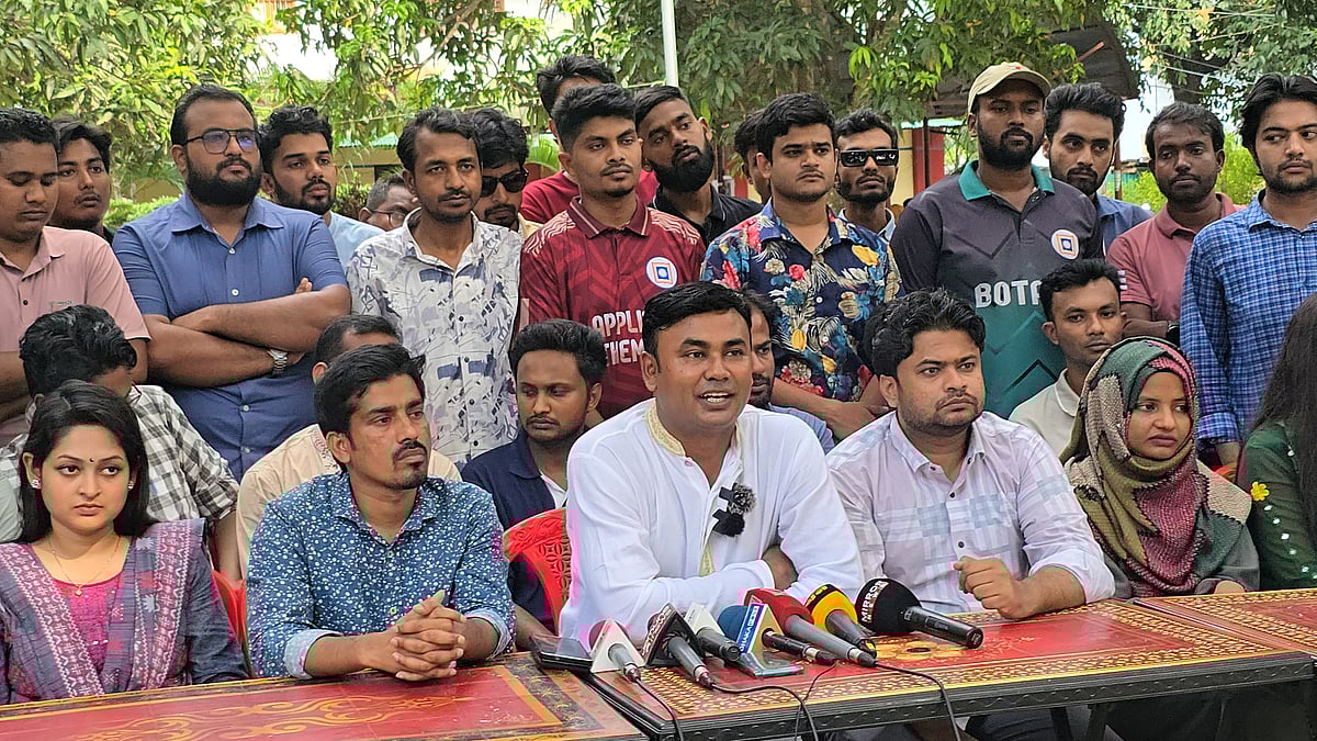 সংবাদ সম্মেলনে ছাত্রদলের কেন্দ্রীয় সাংগঠনিক সম্পাদক আমানুল্লাহ আমান। আজ বৃহস্পতিবার বিকেলে রাজশাহী বিশ্ববিদ্যালয়ের পরিবহন মার্কেটের আমতলা চত্বরে