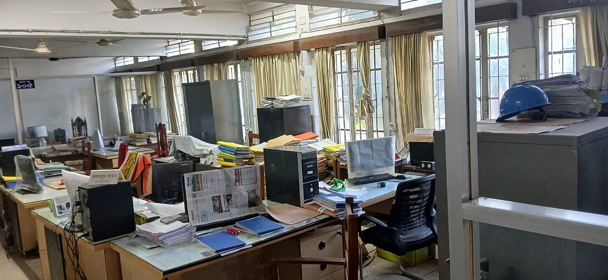 নেত্রকোনা পল্লী বিদ্যুৎ সমিতির কার্যালয়ে কর্মরত কর্মকর্তা-কর্মচারীরা বৃহস্পতিবার বেলা দুইটা থেকে গণছুটির ঘোষণা দিয়ে কর্মস্থল ত্যাগ করেন। বৃহস্পতিবার বিকেলে