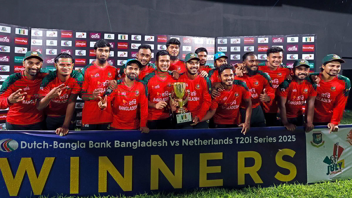 নেদারল্যান্ডসের বিপক্ষে গতকাল টি–টোয়েন্টি সিরিজ শেষে ট্রফি হাতে বাংলাদেশ দল