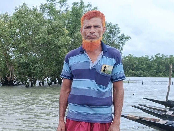 সুন্দরবনে মাছ ধরেন নূরুল ইসলাম সরদার