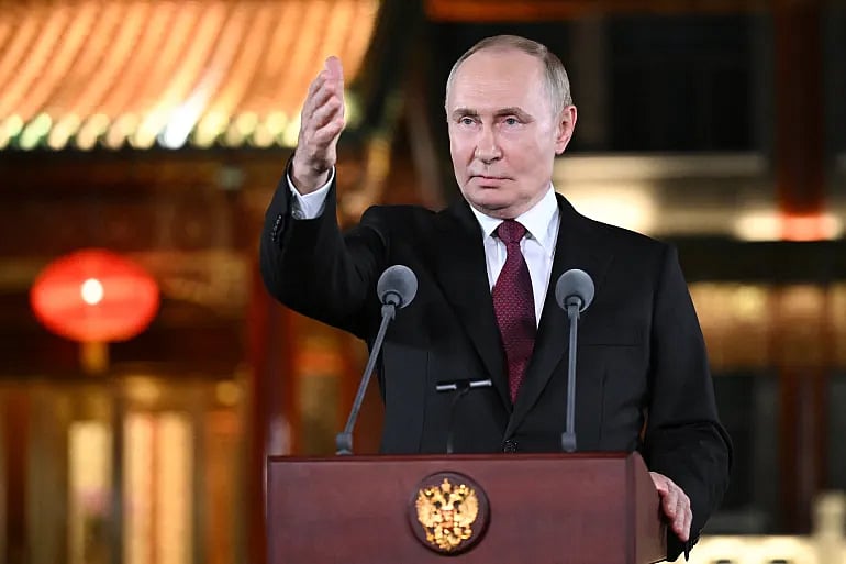 সংবাদ সম্মেলনে কথা বলছেন রাশিয়ার প্রেসিডেন্ট ভ্লাদিমির পুতিন। চীনের রাজধানী বেইজিংয়ে, ৩ সেপ্টেম্বর ২০২৫