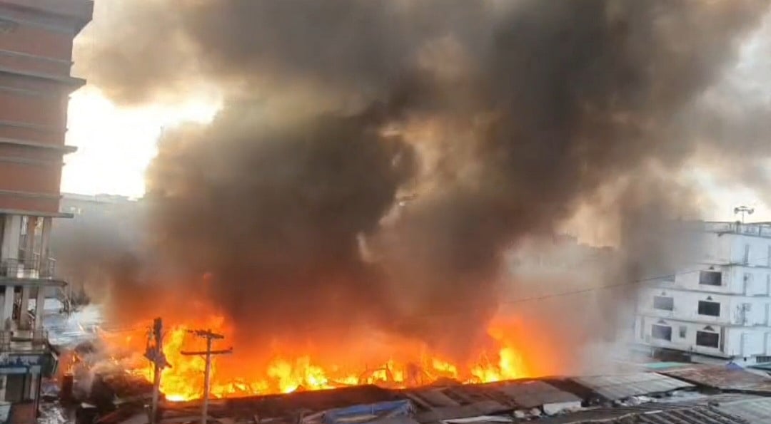 চান্দনা চৌরাস্তার কাঁচাবাজারে অগ্নিকাণ্ডের ঘটনা ঘটেছে। আজ বৃহস্পতিবার সকালে