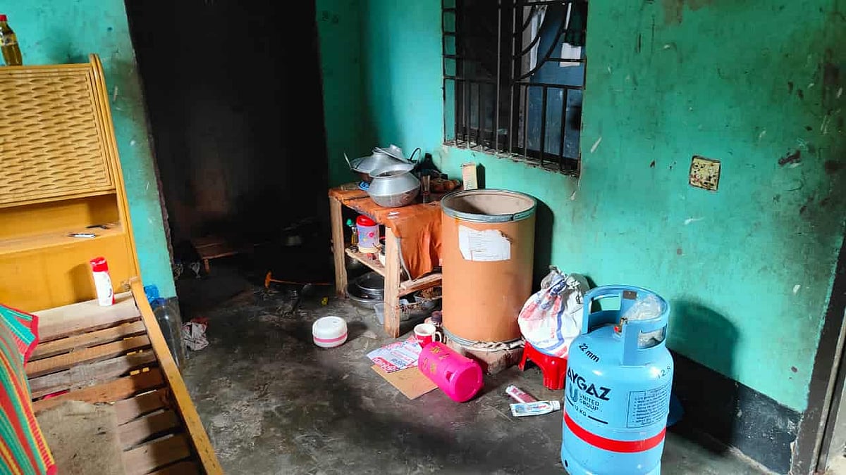 গ্যাস সিলিন্ডারের লিকেজের আগুনে এক দম্পতি ও তাঁদের তিন মেয়ে দগ্ধ হয়েছেন। আজ বৃহস্পতিবার সকালে নারায়ণগঞ্জের সোনারগাঁ উপজেলার কাঁচপুর বিসিক শিল্প এলাকায়