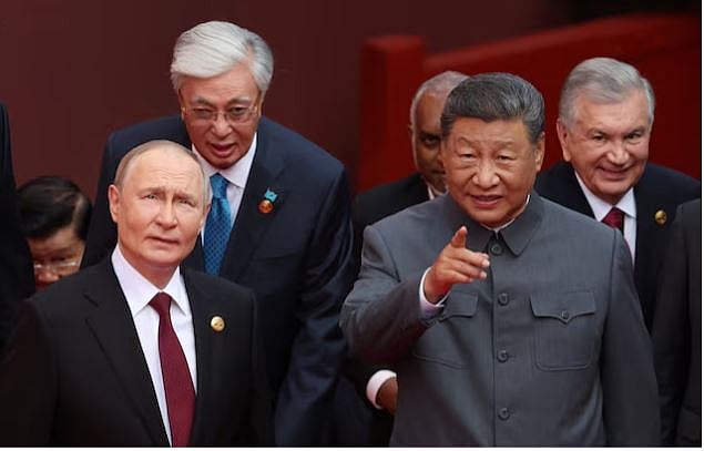 বেইজিংকে সামরিক মহড়া দেখছেন সি চিন পিং ও ভ্লাদিমির পুতিন