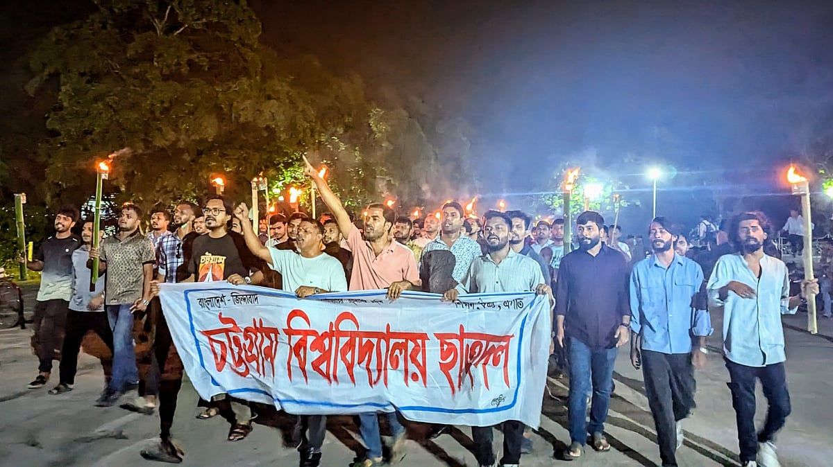 প্রক্টরিয়াল বডির পদত্যাগের দাবিতে চট্টগ্রাম বিশ্ববিদ্যালয়ে ছাত্রদলের মশাল মিছিল। আজ সন্ধ্যায় তোলা