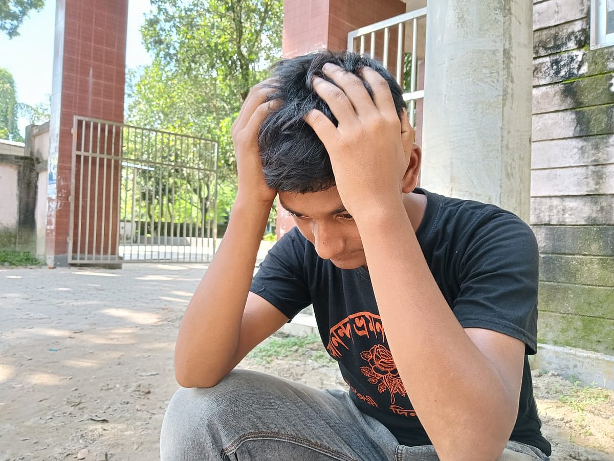 আয়ের একমাত্র অবলম্বন অটো, তারাগঞ্জ থানার অদূরেই চুরি হয়ে যাওয়ায় থানার সামনে দিশাহারা হয়ে বসে আছে রাকিব