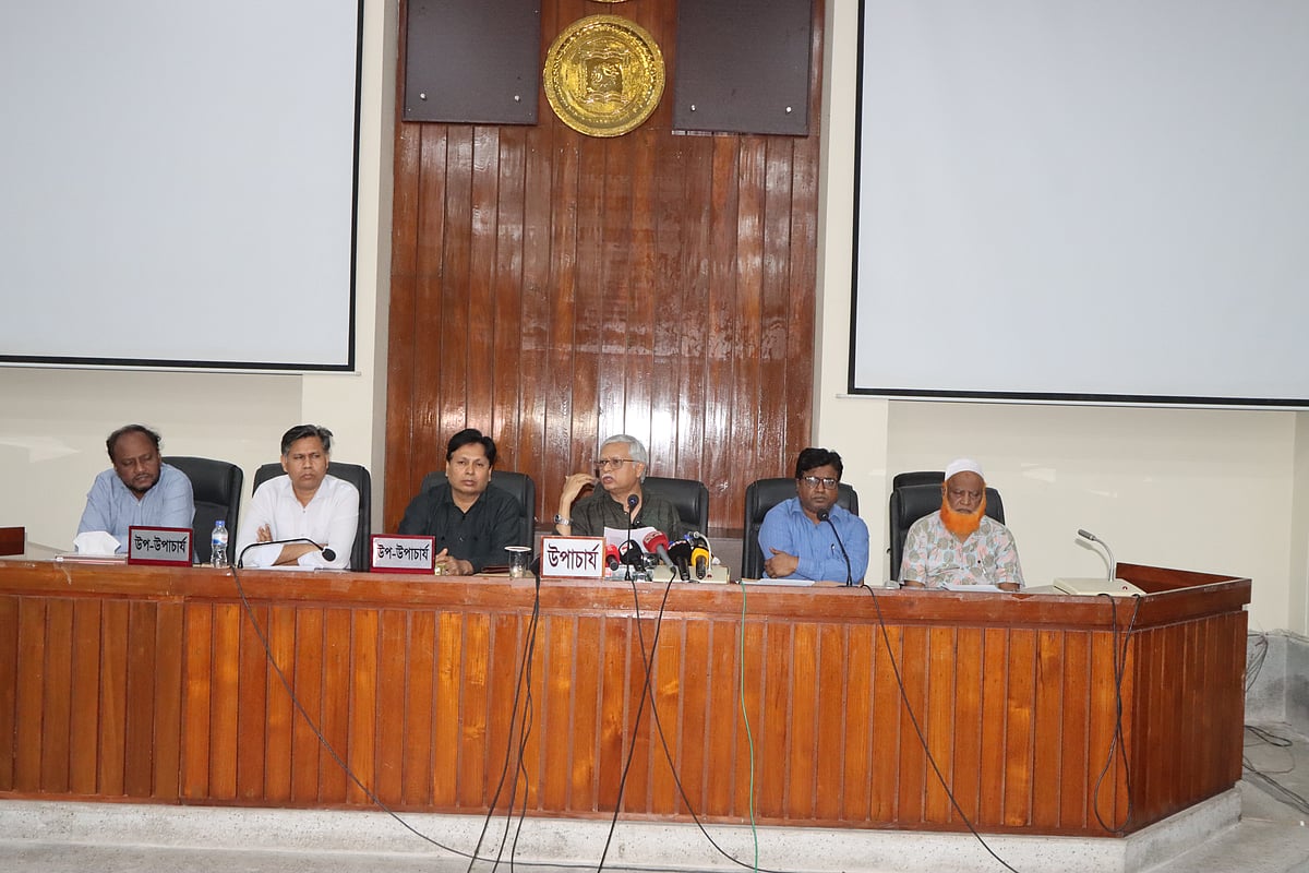 রাজশাহী বিশ্ববিদ্যালয়ের সার্বিক পরিস্থিতি নিয়ে কথা বলছেন উপাচার্য সালেহ্ হাসান নকীব। বৃহস্পতিবার দুপুরে সিনেট ভবনে