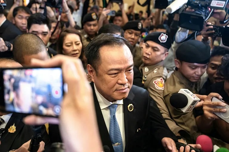 সাংবাদিক ও নিরাপত্তাকর্মী পরিবেষ্টিত ভুমজয়থাই পার্টির নেতা অনুতিন চার্নভিরাকুল। ব্যাংককের পার্লামেন্ট ভবন, ৫ সেপ্টেম্বর ২০২৫