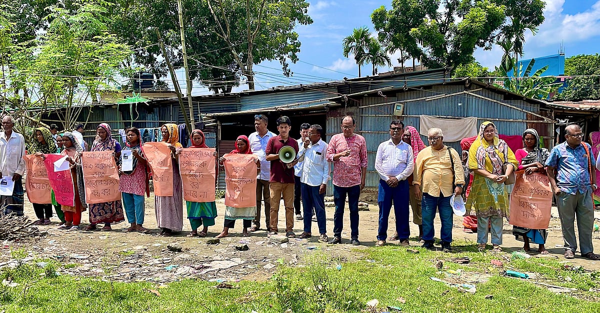 রাজশাহীর সেই পাহাড়িয়া সম্প্রদায়ের নিরাপত্তা ও বাস্তুভিটা না ছাড়ার দাবিতে মানববন্ধন। আজ শুক্রবার দুপুরে নগরের মোল্লাপাড়া মহল্লায়