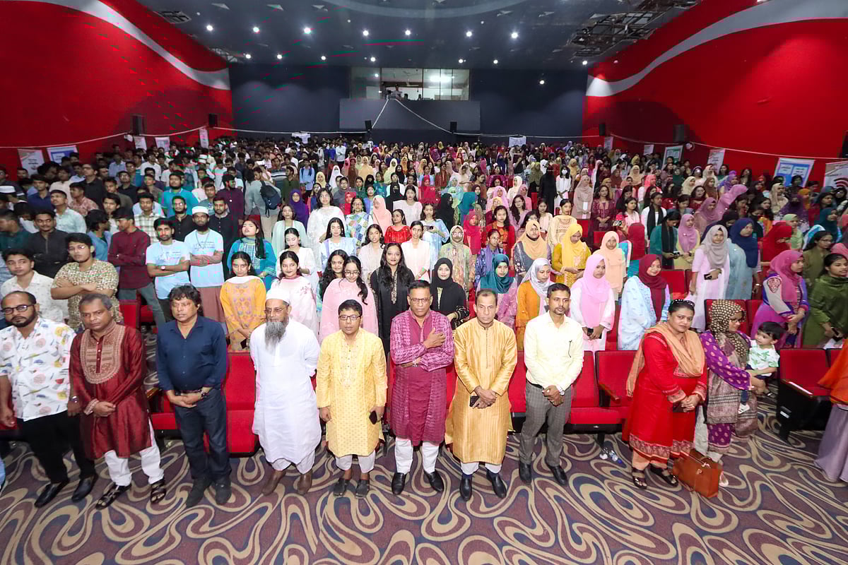 বরিশালে শিল্পকলা একাডেমি মিলনায়তনে আজ শুক্রবার সকালে শুরু হয় ‘জিপিএ-৫ প্রাপ্ত শিক্ষার্থীদের কৃতী সংবর্ধনা ২০২৫’ অনুষ্ঠান। জাতীয় সংগীত পরিবেশনের সময় সবাই দাঁড়িয়ে জাতীয় পতাকা ও জাতীয় সংগীতকে সম্মান জানান