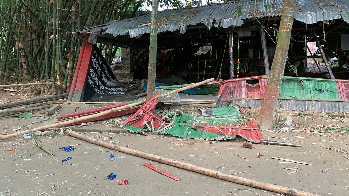 রাজশাহীর পবায় ভাঙচুর করা খানকা শরিফ। শুক্রবার বিকেলে উপজেলার পানিশাইল চন্দ্রপুকুর গ্রামে